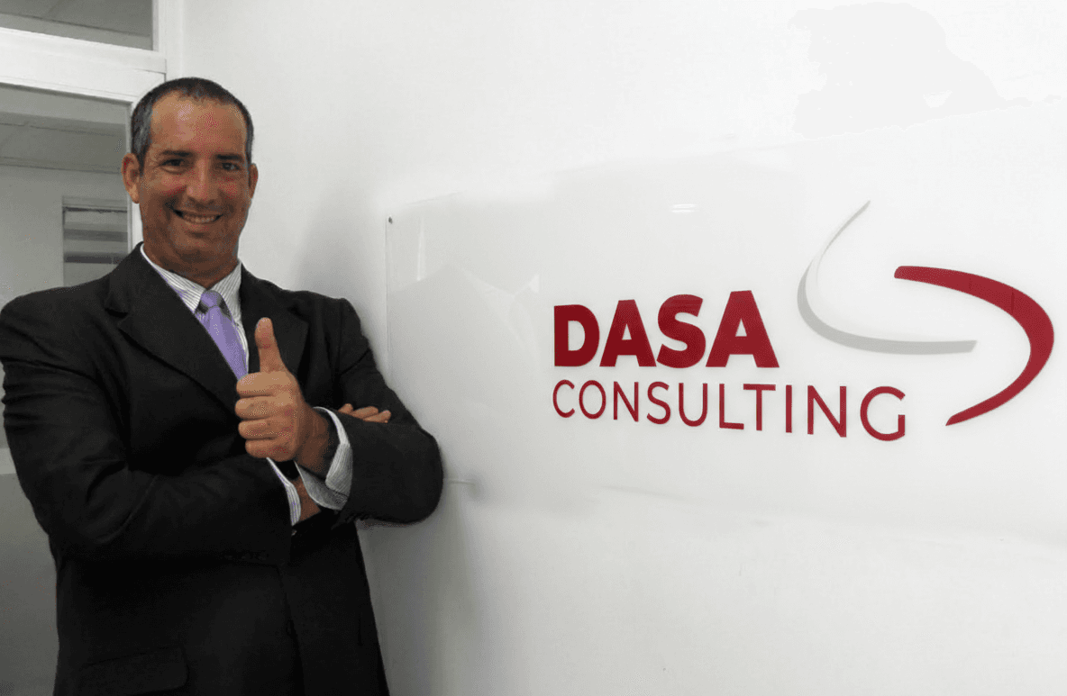 Equipo de trabajo colaborando en una oficina moderna